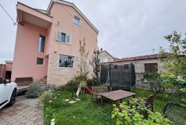 ZADAR, SMILJEVAC - Prostrana renovirana kuća s garažom, Zadar, Casa