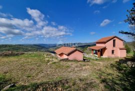 ISTRA, BUZET - Imanje s 4 stambena objekta i jednim poslovno-stambenim objektom, otvoreni pogled na prirodu i jezero, Buzet, House