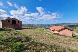 ISTRA, BUZET - Imanje s 4 stambena objekta i jednim poslovno-stambenim objektom, otvoreni pogled na prirodu i jezero, Buzet, House