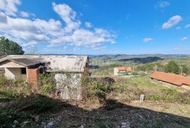 ISTRA, BUZET - Imanje s 4 stambena objekta i jednim poslovno-stambenim objektom, otvoreni pogled na prirodu i jezero, Buzet, House