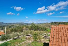 ISTRA, BUZET - Imanje s 4 stambena objekta i jednim poslovno-stambenim objektom, otvoreni pogled na prirodu i jezero, Buzet, House