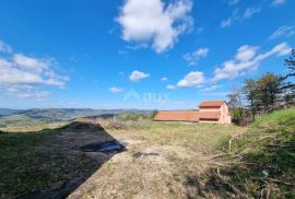 ISTRA, BUZET - Imanje s 4 stambena objekta i jednim poslovno-stambenim objektom, otvoreni pogled na prirodu i jezero, Buzet, House