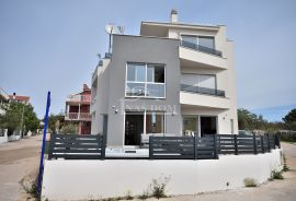 Vodice -  namješten dvoetažni stan s vrtom , 850 m od mora, Vodice, Apartamento