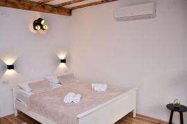 Kuća sa 2 apartmana i poslovnim, prostorom, Rovinj, Istra, Rovinj, Дом