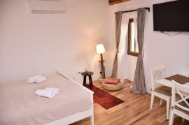 Kuća sa 2 apartmana i poslovnim, prostorom, Rovinj, Istra, Rovinj, Дом