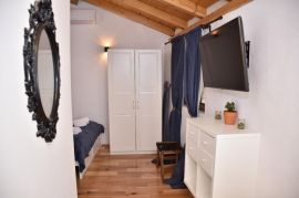 Kuća sa 2 apartmana i poslovnim, prostorom, Rovinj, Istra, Rovinj, Дом