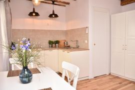 Kuća sa 2 apartmana i poslovnim, prostorom, Rovinj, Istra, Rovinj, Дом