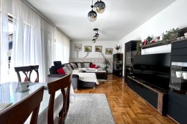 ZAGREB - DUBRAVA  - DIVNA KUĆA SA TRI UREĐENA STANA!, Zagreb, Casa