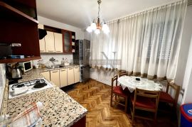 ZAGREB - DUBRAVA  - DIVNA KUĆA SA TRI UREĐENA STANA!, Zagreb, Casa