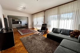 ZAGREB - DUBRAVA  - DIVNA KUĆA SA TRI UREĐENA STANA!, Zagreb, Casa