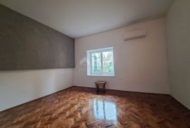 OPATIJA, CENTAR - stan u centru od 108 m2, drugi red do mora s garažom, Opatija, Apartamento