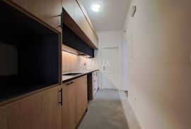 OPATIJA, CENTAR - stan u centru od 108 m2, drugi red do mora s garažom, Opatija, Apartamento