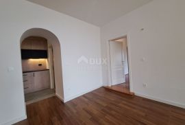 OPATIJA, CENTAR - stan u centru od 108 m2, drugi red do mora s garažom, Opatija, Apartamento