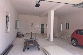 KASTAV - dva stana i poslovni prostor, ukupno 320 m2, Kastav, Famiglia