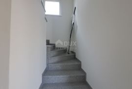 KASTAV - dva stana i poslovni prostor, ukupno 320 m2, Kastav, Famiglia