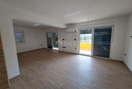 KASTAV - dva stana i poslovni prostor, ukupno 320 m2, Kastav, Famiglia