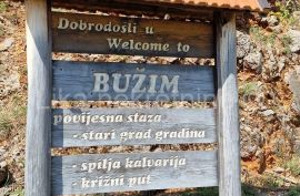 BUŽIM ( Gospić ) - obiteljska kuća, dvorišna zgrada, garaža, okućnica, Gospić - Okolica, House