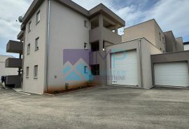 Medulin, NOVOGRADNJA/USELJIVO, stan na I. katu, vrt+parking+garaža, Medulin, Appartment