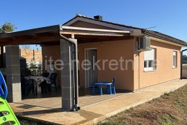 Loborika - moderna prizemnica od 50m2 s velikom natkrivenom terasom., Marčana, بيت