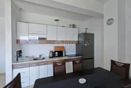 KLENOVICA - Apartman sa zajedničkim bazenom i pogledom na more, Novi Vinodolski, Wohnung