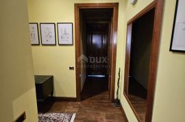 RIJEKA, CENTAR- stan 190,77 udaljen 50m od mora, Rijeka, Appartment