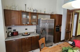 RIJEKA, CENTAR- stan 190,77 udaljen 50m od mora, Rijeka, Appartment