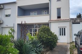 BELAFUŽA, ZADAR - PRILIKA! Mini stambena zgrada sa 3 etažirana stana!, Zadar, Casa