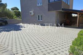 TROSOBNI APARTMAN U STAMBENOJ ZGRADI, PRIZEMLJE - POVLJANA, PAG, Povljana, Kвартира