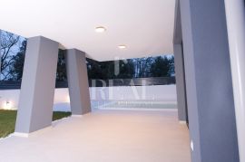 Villa sa bazenom P+1 240m2, Nin, Σπίτι