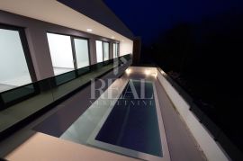 Villa sa bazenom P+1 240m2, Nin, Σπίτι