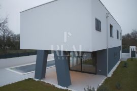 Villa sa bazenom P+1 240m2, Nin, Σπίτι