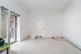 Povoljan stan u završnoj fazi renovacije, Pula!, Pula, Appartment