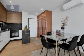 Makarska, luksuzan dvosoban stan u centru 63 m2, Makarska, Apartamento