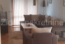 Divna kuća u Batajnici, Branka Živkovića, 324m2, 13.75 ari, Zemun, Casa