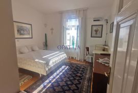 Apartman u vili do mora (ispod ul. M. Tita) prvi kat, terasa, centar Opatije, 2 parkirna mjesta, Opatija, Stan