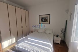 Apartman u vili do mora (ispod ul. M. Tita) prvi kat, terasa, centar Opatije, 2 parkirna mjesta, Opatija, Flat