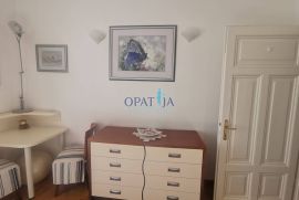 Apartman u vili do mora (ispod ul. M. Tita) prvi kat, terasa, centar Opatije, 2 parkirna mjesta, Opatija, Flat