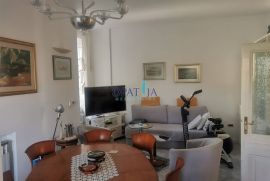 Apartman u vili do mora (ispod ul. M. Tita) prvi kat, terasa, centar Opatije, 2 parkirna mjesta, Opatija, Flat