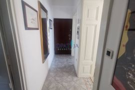 Apartman u vili do mora (ispod ul. M. Tita) prvi kat, terasa, centar Opatije, 2 parkirna mjesta, Opatija, Flat