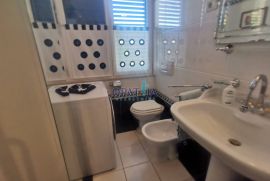 Apartman u vili do mora (ispod ul. M. Tita) prvi kat, terasa, centar Opatije, 2 parkirna mjesta, Opatija, Flat