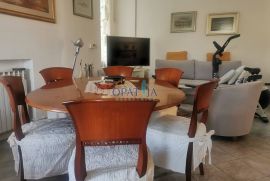 Apartman u vili do mora (ispod ul. M. Tita) prvi kat, terasa, centar Opatije, 2 parkirna mjesta, Opatija, Flat