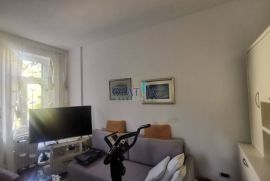 Apartman u vili do mora (ispod ul. M. Tita) prvi kat, terasa, centar Opatije, 2 parkirna mjesta, Opatija, Flat