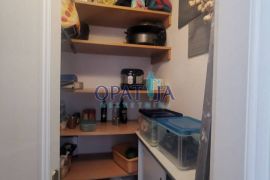 Apartman u vili do mora (ispod ul. M. Tita) prvi kat, terasa, centar Opatije, 2 parkirna mjesta, Opatija, Flat