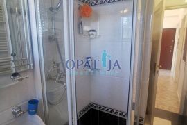 Apartman u vili do mora (ispod ul. M. Tita) prvi kat, terasa, centar Opatije, 2 parkirna mjesta, Opatija, Flat