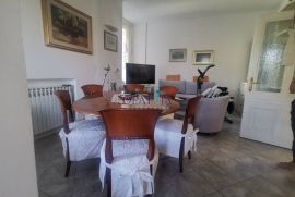 Apartman u vili do mora (ispod ul. M. Tita) prvi kat, terasa, centar Opatije, 2 parkirna mjesta, Opatija, Flat