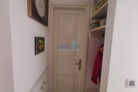 Apartman u vili do mora (ispod ul. M. Tita) prvi kat, terasa, centar Opatije, 2 parkirna mjesta, Opatija, Flat