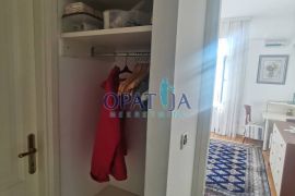 Apartman u vili do mora (ispod ul. M. Tita) prvi kat, terasa, centar Opatije, 2 parkirna mjesta, Opatija, Flat