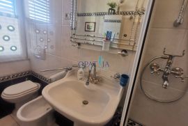 Apartman u vili do mora (ispod ul. M. Tita) prvi kat, terasa, centar Opatije, 2 parkirna mjesta, Opatija, Flat