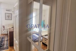 Apartman u vili do mora (ispod ul. M. Tita) prvi kat, terasa, centar Opatije, 2 parkirna mjesta, Opatija, Flat