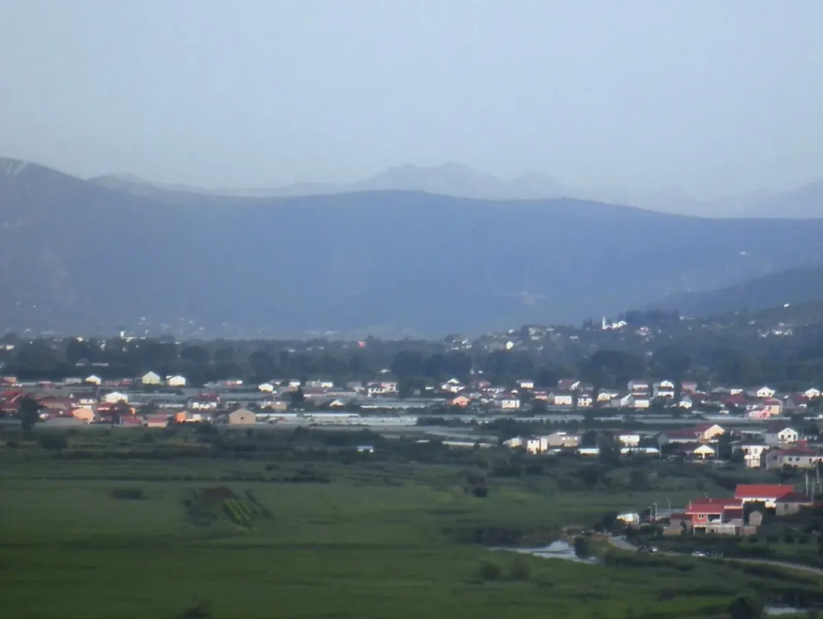 Gradjevinsko zemljiste od 1000 m2, 4 km od mora, 4 km od Metkovica, Čapljina, Terreno